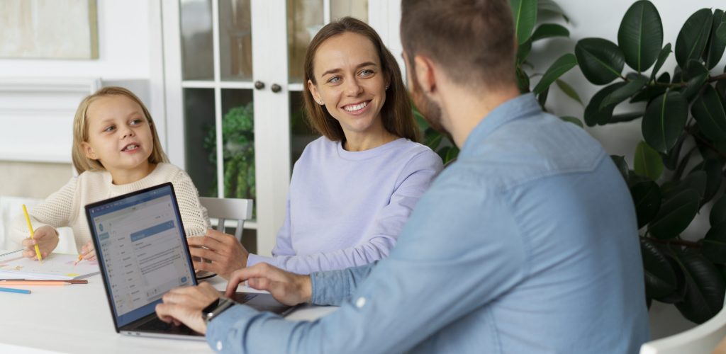 medium-shot-parents-working-remotely